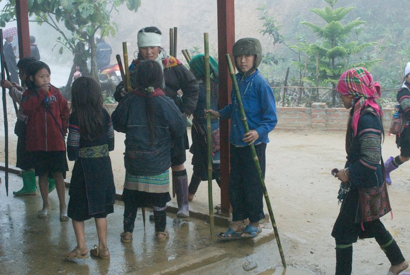 CHI_2220.jpg - sapa - die kinder versuchten den touristen bambusstöcke zu verkaufen, die wege waren vom regen aufgeweicht
